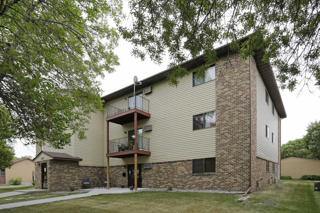 Kentwood Manor in Fargo, ND - Building Photo