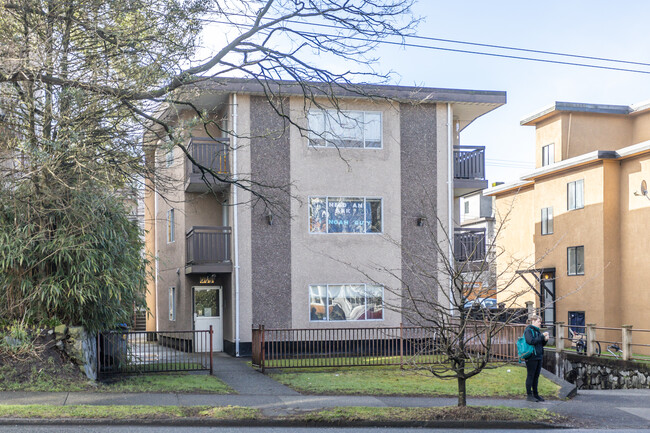 2144 Dundas St in Vancouver, BC - Building Photo - Primary Photo