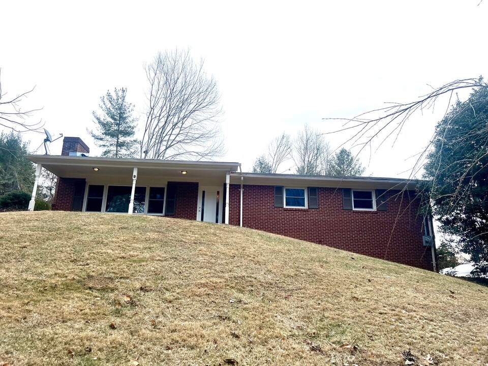 9 Fox Chase Rd in Asheville, NC - Building Photo