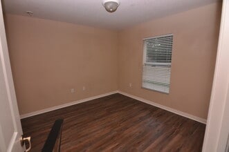 5846 8th St, Unit 5846 in Zephyrhills, FL - Foto de edificio - Building Photo