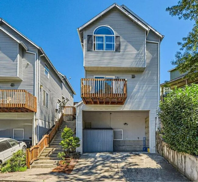 9222 NE Hassalo St in Portland, OR - Building Photo - Building Photo