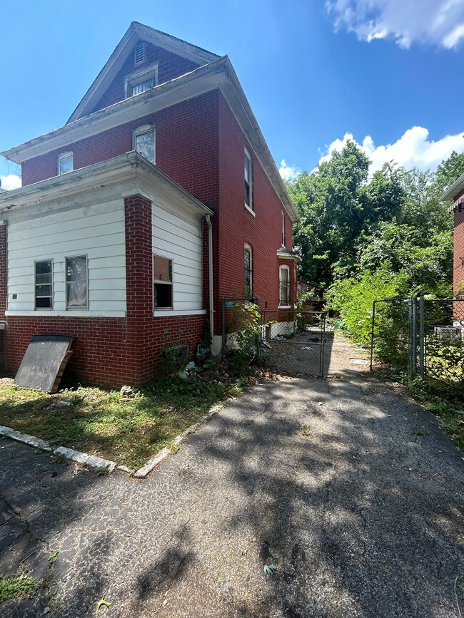 563 N 24th St in East St. Louis, IL - Building Photo - Building Photo