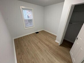 11038 Gertrude Ave in St. Ann, MO - Foto de edificio - Building Photo