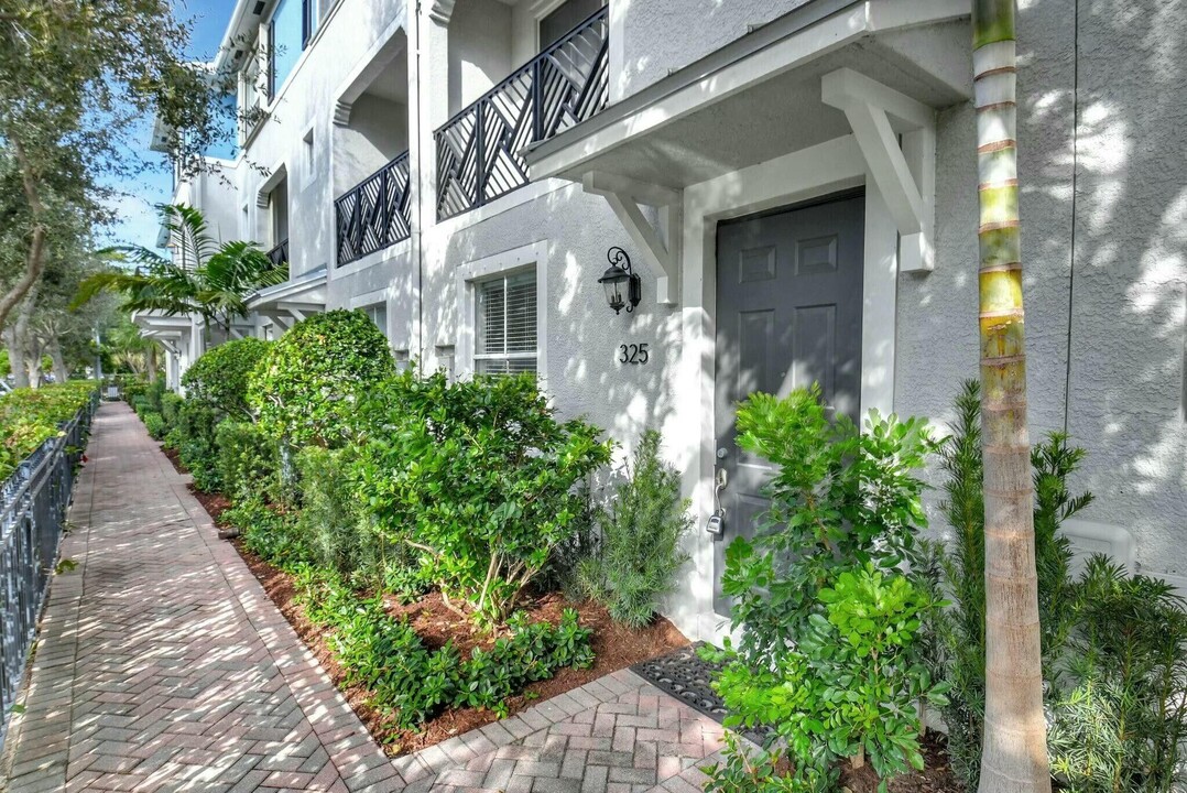 325 Atlantic Grove Way in Delray Beach, FL - Building Photo