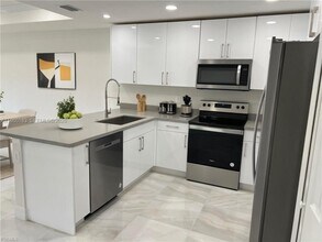 4854 30th St SW in Lehigh Acres, FL - Foto de edificio - Building Photo