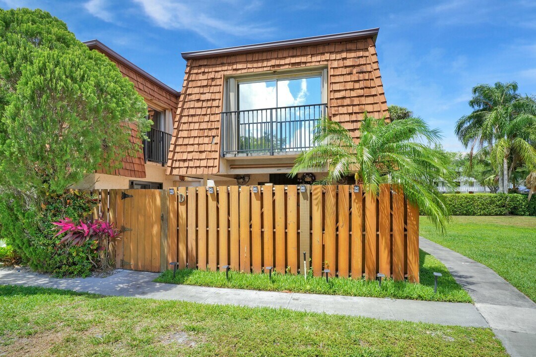 2151 Orange Grove Dr in Davie, FL - Building Photo