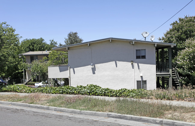 Hilltowne Apartments in Hayward, CA - Building Photo - Building Photo