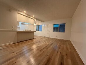 New Orleans II in Hawthorne, CA - Building Photo - Interior Photo