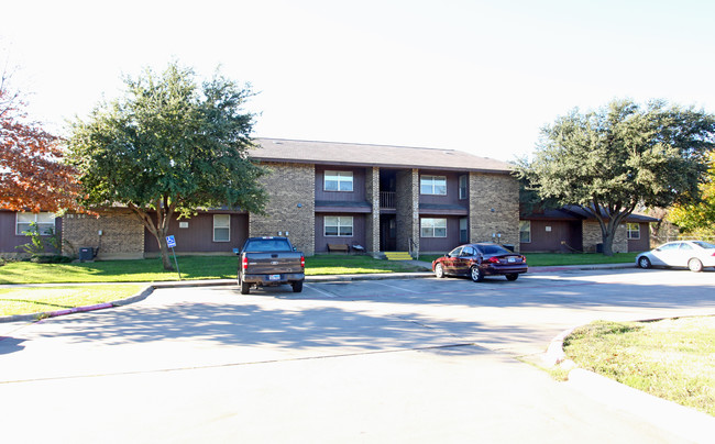 Mansfield Plaza Apartments in Mansfield, TX - Building Photo - Building Photo