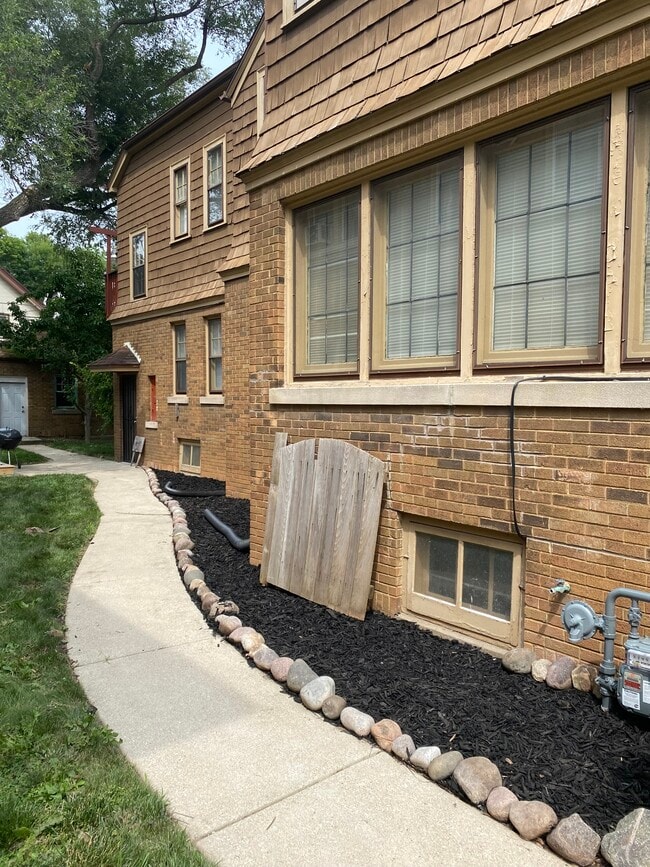 2853 N Sherman Blvd, Unit 2 in Milwaukee, WI - Foto de edificio - Building Photo