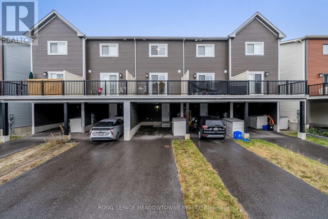17 Andean Ln in Barrie, ON - Building Photo
