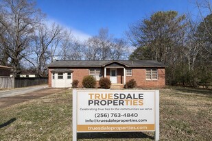 3102 Greenhill Dr NW in Huntsville, AL - Building Photo