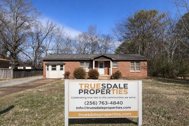 3102 Greenhill Dr NW