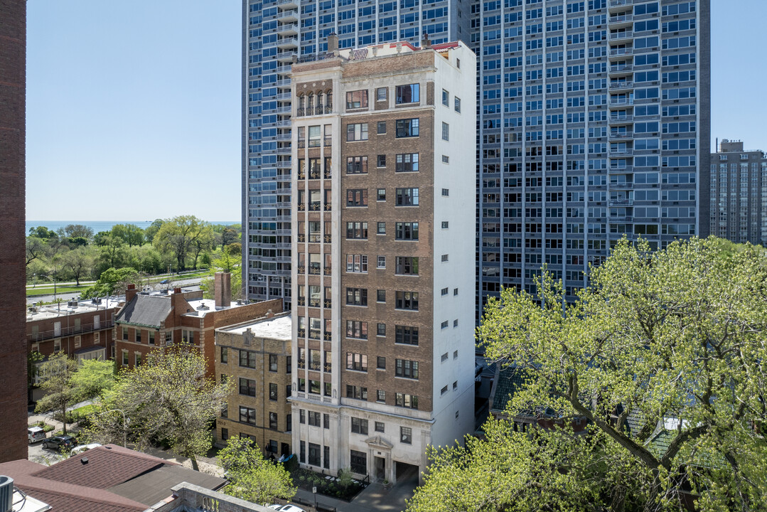 Junior Tower Apartments in Chicago, IL - Foto de edificio