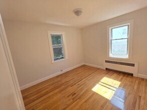 110 Clay St, Unit 4 in Quincy, MA - Foto de edificio - Building Photo