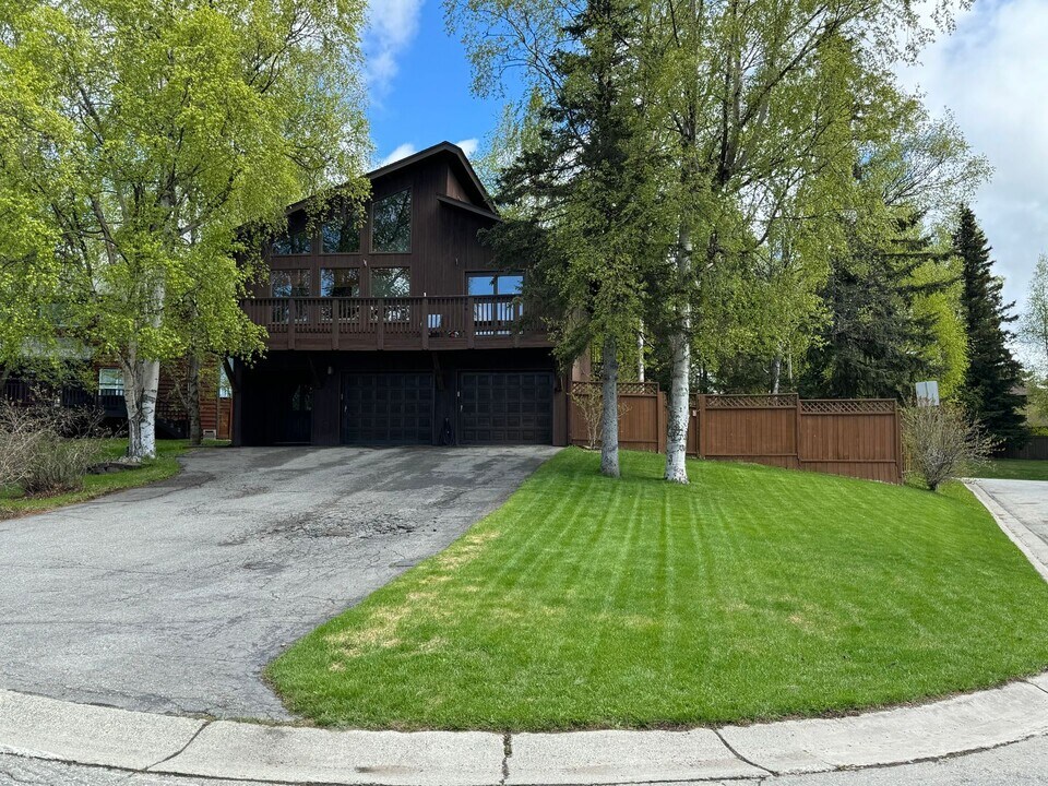 2521 Autumn Cir in Anchorage, AK - Building Photo