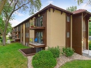 Montclair Place in Omaha, NE - Foto de edificio - Building Photo