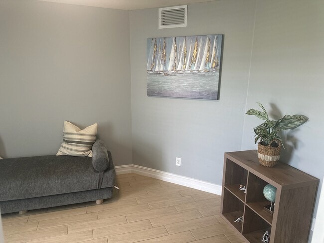 3002 NW Douglas Cir in Cape Coral, FL - Foto de edificio - Building Photo