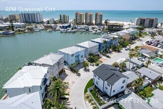 429 137th Ave Cir in Madeira Beach, FL - Building Photo - Building Photo