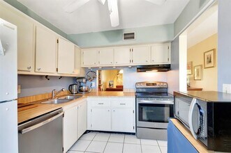 100 Lake Meryl Dr in West Palm Beach, FL - Building Photo - Building Photo
