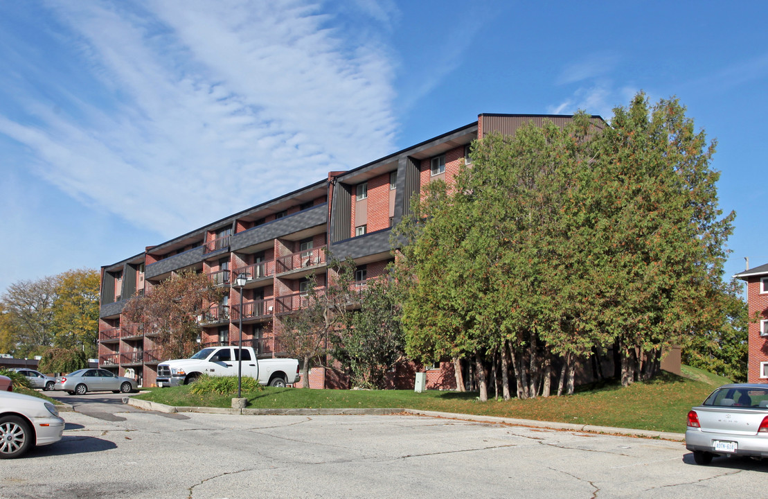 Collegeview Apartments in Whitby, ON - Building Photo