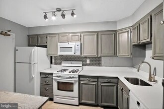 1300 Army Navy Dr, Unit 529 in Arlington, VA - Building Photo - Building Photo