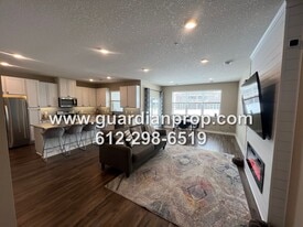 8797 Granite Cir in Woodbury, MN - Building Photo