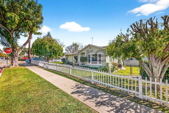 11758 Broadway Ave in Whittier, CA - Foto de edificio - Building Photo