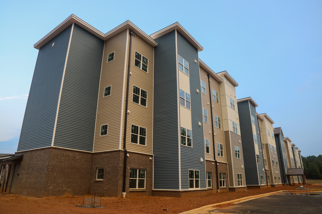 Flats at Statesville in Statesville, NC - Building Photo