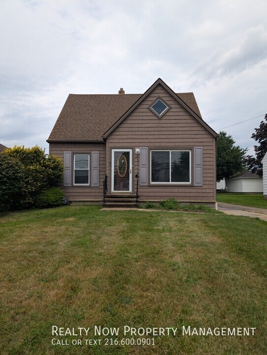 15703 Turney Rd in Maple Heights, OH - Building Photo