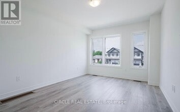38 Reid Ave N in Hamilton, ON - Building Photo - Building Photo