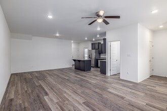 Towne West in Fayetteville, AR - Building Photo - Interior Photo