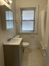 1637 W Estes Ave, Unit ONE BEDROOM - 1639-2A in Chicago, IL - Foto de edificio - Building Photo