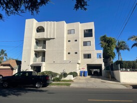 The Country Club Apartments in Los Angeles, CA - Building Photo
