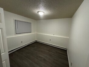 12250 Ellen Ave, Unit Apartment 3 in Anchorage, AK - Foto de edificio - Building Photo