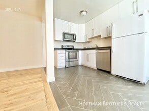 400 S Berendo St, Unit 207 in Los Angeles, CA - Building Photo - Building Photo