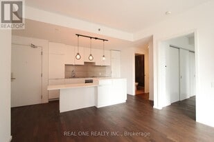 5 St Joseph St in Toronto, ON - Building Photo