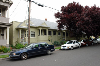 2323-2339 SE Madison St in Portland, OR - Building Photo - Building Photo