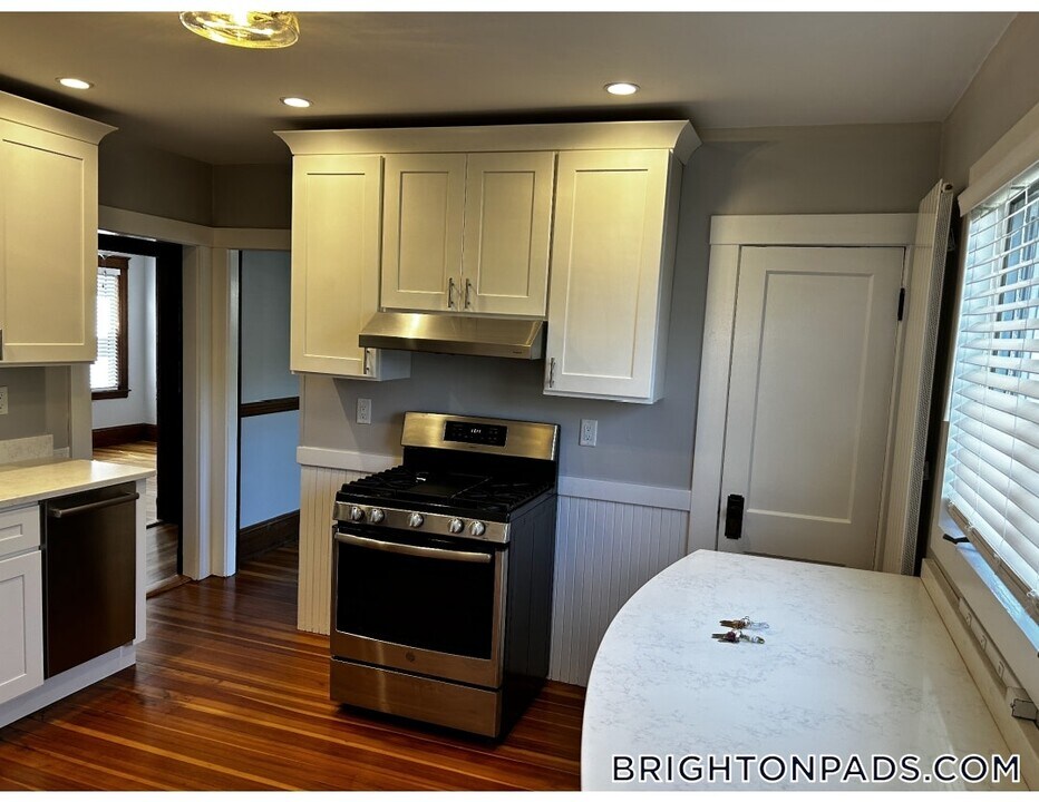 73 Hobart St in Boston, MA - Building Photo