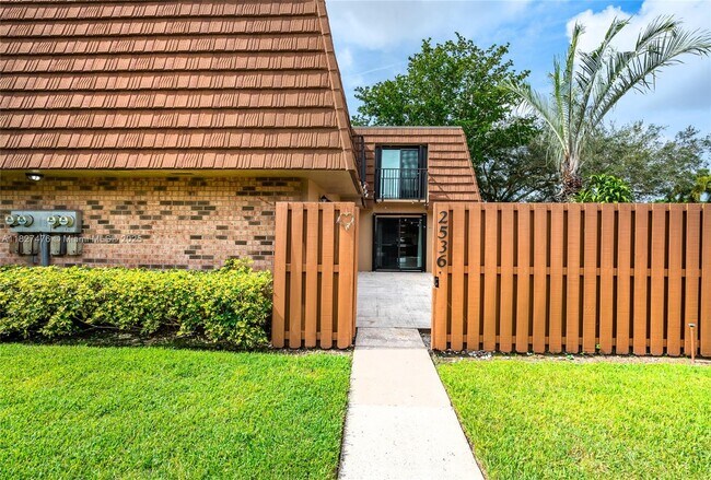 2536 Camelot Ct in Hollywood, FL - Building Photo - Building Photo