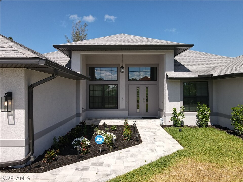 1904 SW 17th Ave in Cape Coral, FL - Foto de edificio