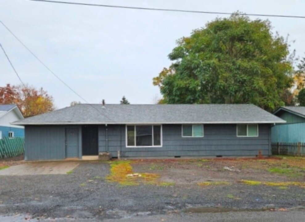 1310 30th Ave NE in Salem, OR - Building Photo