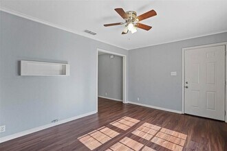 210 W Willingham St in Cleburne, TX - Foto de edificio - Building Photo