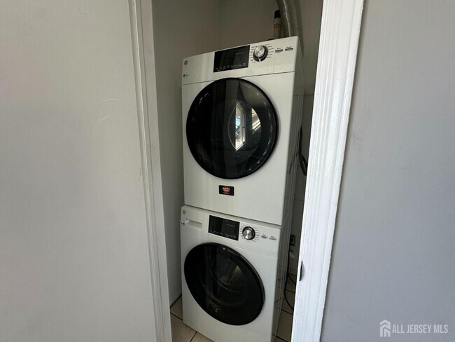 69 Maple Ave in Keansburg, NJ - Building Photo - Building Photo