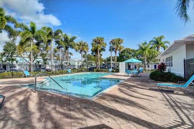 Oakwood Townhomes in Lake Worth, FL - Foto de edificio - Building Photo