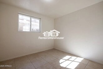 325 S Pioneer in Mesa, AZ - Foto de edificio - Building Photo