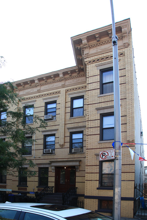 17-10 Putnam Ave in Flushing, NY - Building Photo