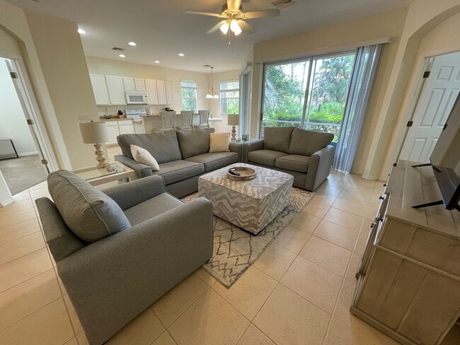 28200 Caballero Way in Bonita Springs, FL - Foto de edificio - Building Photo