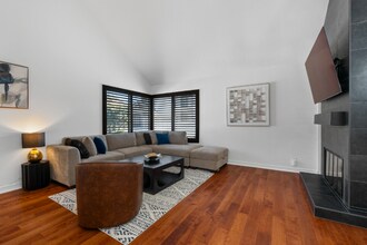 526 Via De La Valle in Solana Beach, CA - Foto de edificio - Building Photo