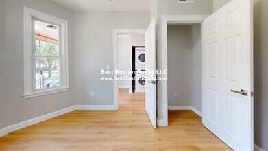 3 Harris Rd in Medford, MA - Building Photo - Building Photo